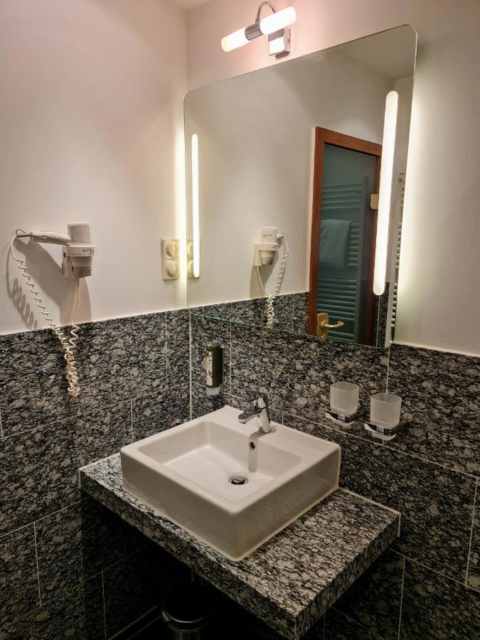 Hotel Restaurant Felix Bensheim Bagian luar foto